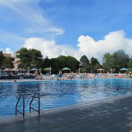 Comfort And Fun By The Pool - Beahost