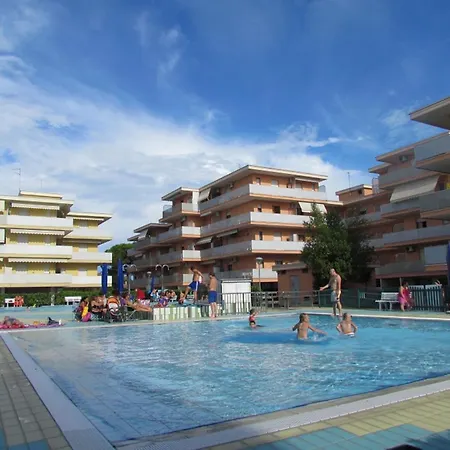 Comfort And Fun By The Pool - Beahost